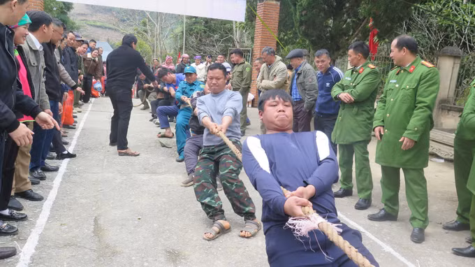 Quân, dân Pha Long tham gia thi kéo co.