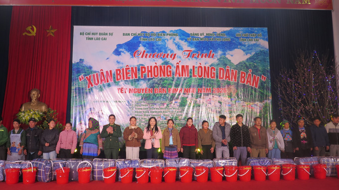 Trao quà Tết cho các gia đình có hoàn cảnh khó khăn.