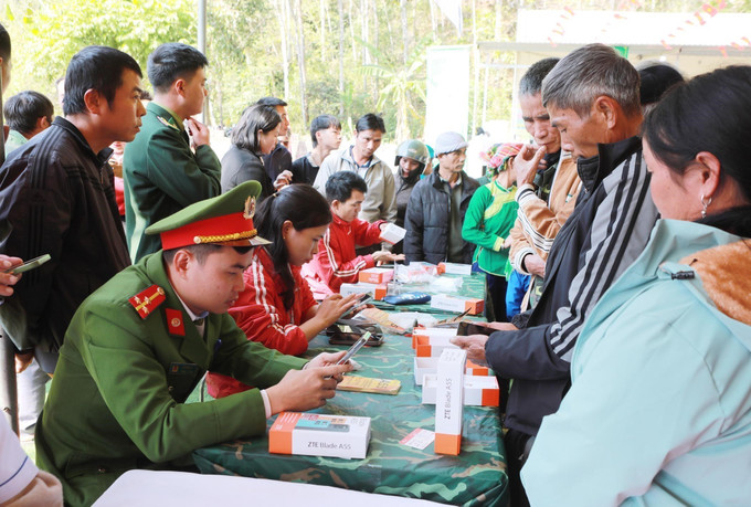 Lực lượng công an hỗ trợ người dân cài đặt phần mềm VneiD trên điện thoại thông minh.