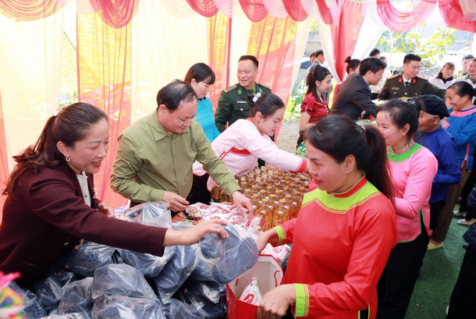 Ủy viên Trung ương Đảng, Bí thư Tỉnh ủy Lai Châu Lê Minh Ngân trao quà Tết tại gian hàng 0 đồng cho người dân bản Nà Vàng.