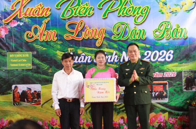 Đại tá Trương Minh Đức, Chỉ huy trưởng Ban Chỉ huy Bộ đội Biên phòng Lai Châu, trao tặng quà Tết cho bản Nà Vàng.