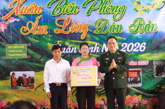 Đại tá Trương Minh Đức, Chỉ huy trưởng Ban Chỉ huy Bộ đội Biên phòng Lai Châu, trao tặng quà Tết cho bản Nà Vàng.
