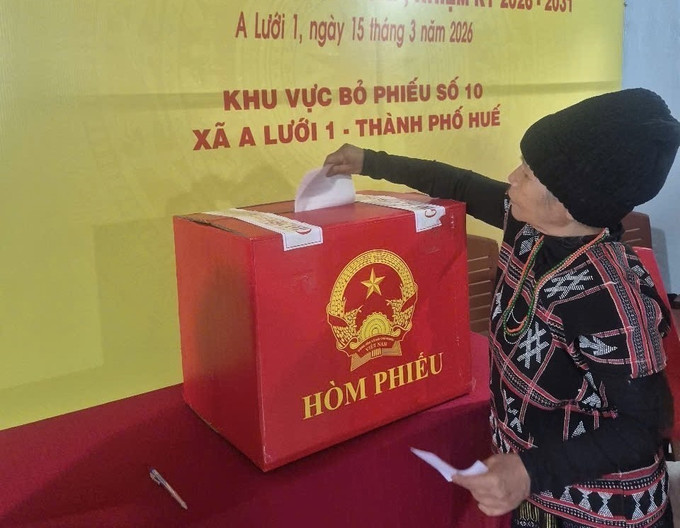 Cử tri xã A Lưới 1 tham gia bỏ phiếu. Ảnh: Mai Trang/TTXVN