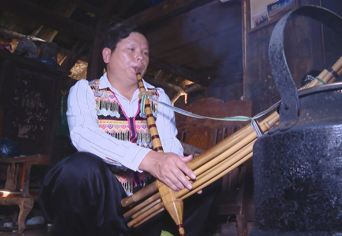 Nghệ nhân dân gian Hờ A Thào ở xã Bản Công, huyện Trạm Tấu mở lớp dạy khèn Mông cho hàng chục thanh niên trong huyện Trạm Tấu. Nghệ nhân dân gian Hờ A Thào ở xã Bản Công, huyện Trạm Tấu mở lớp dạy khèn Mông cho hàng chục thanh niên trong huyện Trạm Tấu.