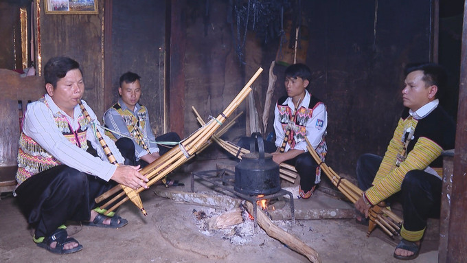 Nghệ nhân dân gian Hờ A Thào ở xã Bản Công, huyện Trạm Tấu dạy tiếng Khèn cho các thanh niên người Mông. khen-mong.jpg
