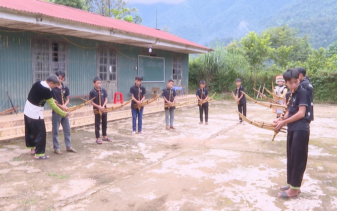 Lớp học khèn Mông của những người "giữ lửa" tiếng khèn trên non cao Trạm Tấu. Lớp học khèn Mông của những người "giữ lửa" tiếng khèn trên non cao Trạm Tấu.