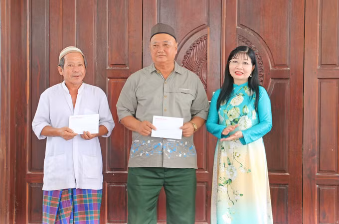 Bà Trần Thị Thanh Hương, Phó Bí thư Tỉnh uỷ, Chủ tịch Uỷ ban mặt trận Tổ quốc Việt Nam tỉnh An Giang tặng quà gia đình chính sách người dân tộc Chăm trên địa bàn xã Vĩnh Hanh.