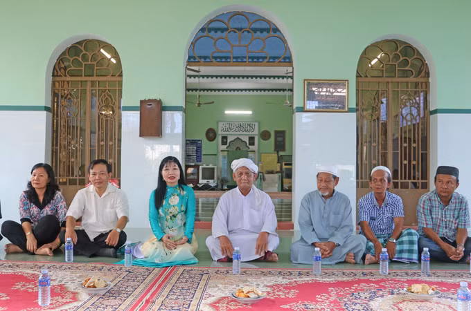Bà Trần Thị Thanh Hương, Phó Bí thư Tỉnh uỷ, Chủ tịch Uỷ ban mặt trận Tổ quốc Việt Nam tỉnh An Giang cùng đoàn công tác đến thăm, chúc mừng, tặng quà Ban quản trị Thánh đường Thánh đường Jamiul Aman (xã Mỹ Đức).