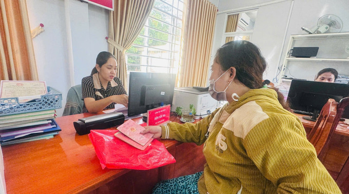 Người dân xã Ô Lâm (xã đặc biệt khó khăn của tỉnh An Giang) đến làm thủ tục hàng chính tại Trung tâm phục vụ hành chính công xã Ô Lâm.