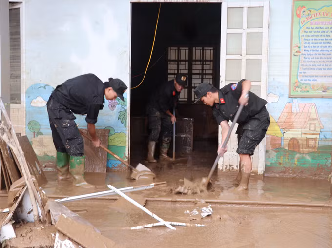 Lực lượng công an Tuyên Quang giúp dọn vệ sinh sau lũ trong trường học.