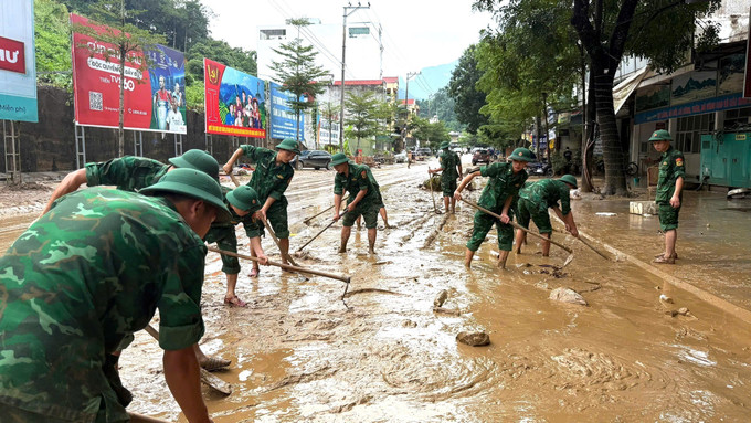 Cán bộ, chiến sĩ Bộ Chỉ huy Quân sự tỉnh Tuyên Quang giúp nhân dân dọn dẹp bùn đất trên các tuyến phố phường Hà Giang 1. Cán bộ, chiến sĩ Bộ Chỉ huy Quân sự tỉnh Tuyên Quang giúp nhân dân dọn dẹp bùn đất trên các tuyến phố phường Hà Giang 1.