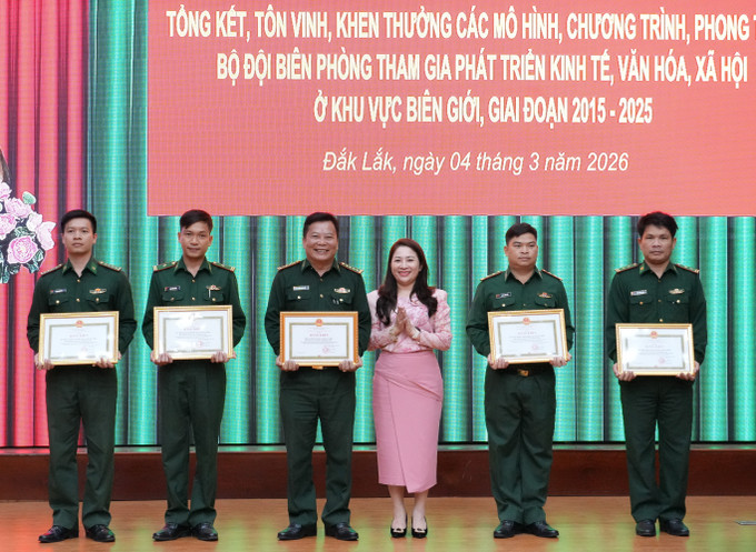 UBND tỉnh trao Bằng khen cho 5 tập thể có thành tích xuất sắc trong phong trào Bộ đội Biên phòng tham gia phát triển kinh tế, văn hoá, xã hội ở khu vực biên giới giai đoạn 2015 - 2025.