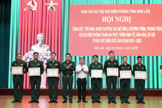 UBND tỉnh trao Bằng khen cho cá nhân có thành tích xuất sắc trong phong trào Bộ đội Biên phòng tham gia phát triển kinh tế, văn hoá, xã hội ở khu vực biên giới giai đoạn 2015 - 2025.