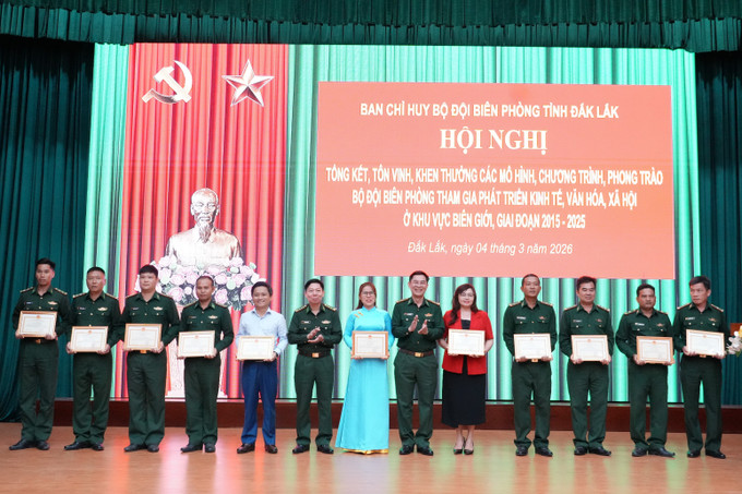 Trao Giấy khen cho cá nhân có thành tích xuất sắc trong phong trào Bộ đội Biên phòng tham gia phát triển kinh tế, văn hoá, xã hội ở khu vực biên giới giai đoạn 2015 - 2025.