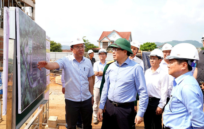 Chủ tịch Ủy ban nhân dân tỉnh Quảng Ngãi Nguyễn Hoàng Giang kiểm tra tiến độ Dự án Trường phổ thông nội trú liên cấp tiểu học - trung học cơ sở Dục Nông. Ảnh: TTXVN