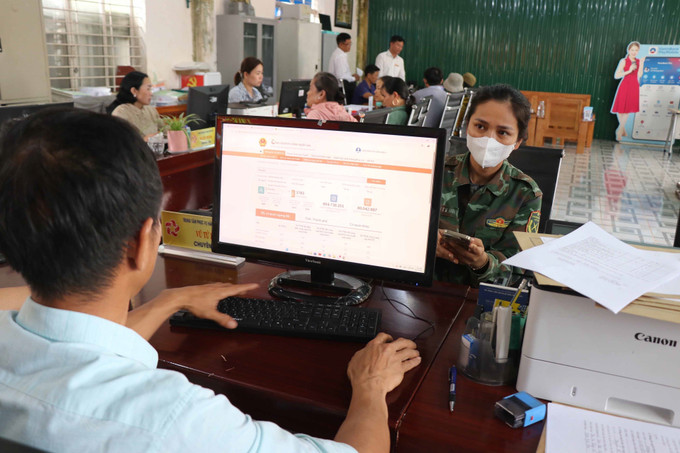 Cán bộ Trung tâm phục vụ hành chính công xã biên giới Quảng Trực (Lâm Đồng) giải quyết thủ tục hành chính cho người dân. Cán bộ Trung tâm phục vụ hành chính công xã biên giới Quảng Trực (Lâm Đồng) giải quyết thủ tục hành chính cho người dân.