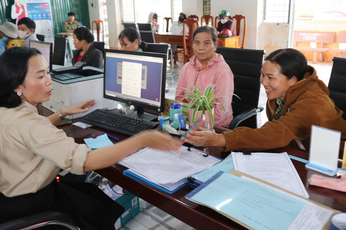 Hỗ trợ người dân khai làm thủ tục hành chính tại Trung tâm phục vụ hành chính công xã biên giới Quảng Trực (Lâm Đồng). Hỗ trợ người dân khai làm thủ tục hành chính tại Trung tâm phục vụ hành chính công xã biên giới Quảng Trực (Lâm Đồng).