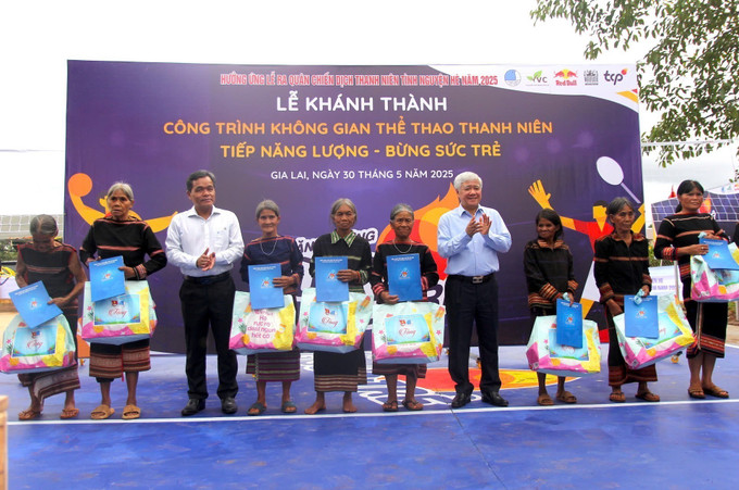 Trung ương Đoàn phối hợp với Tỉnh đoàn Gia Lai đến huyện Chư Păh (Gia Lai) để khởi công “Ngôi nhà hạnh phúc”, khánh thành công trình sân chơi thể thao, sửa nhà rông và nhà văn hoá cộng đồng. Ảnh: Hồng Điệp/TTXVN Trung ương Đoàn phối hợp với Tỉnh đoàn Gia Lai đến huyện Chư Păh (Gia Lai) để khởi công “Ngôi nhà hạnh phúc”, khánh thành công trình sân chơi thể thao, sửa nhà rông và nhà văn hoá cộng đồng. Ảnh: Hồng Điệp/TTXVN