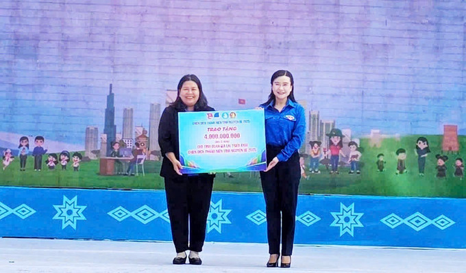 Tổng nguồn lực trao tặng trị giá hơn 4 tỷ đồng đã được Trung ương Đoàn và các đơn vị đồng hành chuyển giao cho tỉnh Gia Lai. Ảnh: Hồng Điệp/TTXVN Tổng nguồn lực trao tặng trị giá hơn 4 tỷ đồng đã được Trung ương Đoàn và các đơn vị đồng hành chuyển giao cho tỉnh Gia Lai. Ảnh: Hồng Điệp/TTXVN