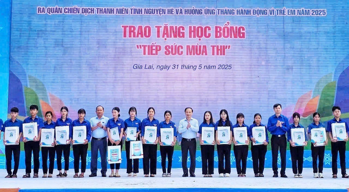 Đoàn công tác Trung ương trao tặng học bổng "Tiếp sức mùa thi" cho học sinh Gia Lai. Ảnh: Hồng Điệp/TTXVN Đoàn công tác Trung ương trao tặng học bổng "Tiếp sức mùa thi" cho học sinh Gia Lai. Ảnh: Hồng Điệp/TTXVN