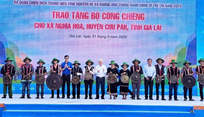 Đoàn công tác Trung ương trao tặng Bộ cồng chiêng cho người dân xã Nghĩa Hòa, huyện Chư Păh (Gia Lai). Ảnh: Hồng Điệp/TTXVN thang-hanh-dong-vi-tre-em-5.jpg