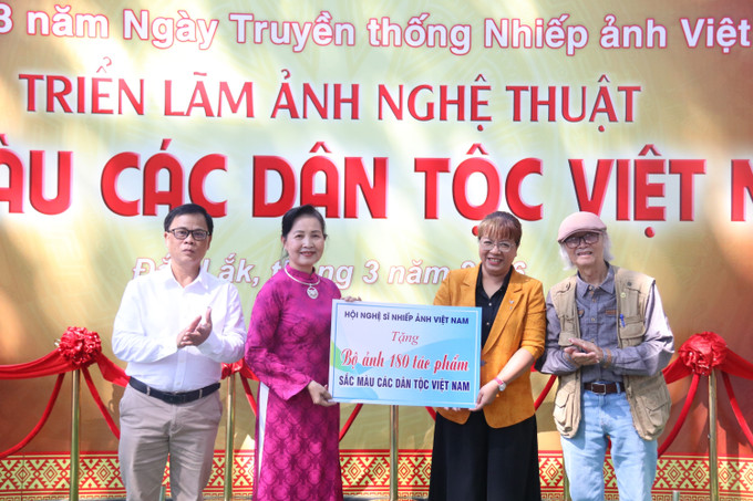 Hội Nghệ sĩ Nhiếp ảnh Việt Nam tặng toàn bộ tác phẩm trong khuôn khổ triển lãm cho Hội Văn học Nghệ thuật tỉnh Đắk Lắk.
