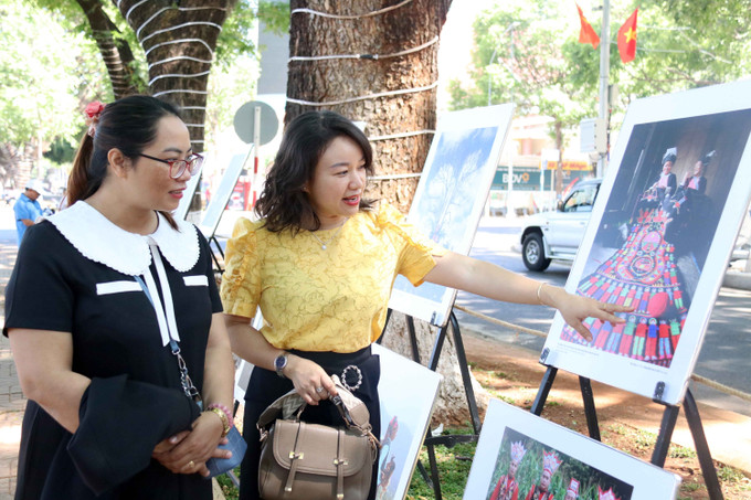 Người dân thưởng thức, tham quan triển lãm.