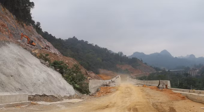 Một cây cầu trên tuyến cao tốc Đồng Đăng-Trà Lĩnh đang được đẩy nhanh thi công.