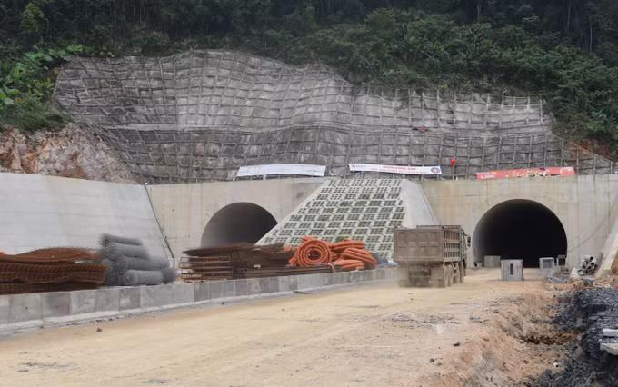 Thi công tại cửa hầm Đông Khê trên cao tốc Đồng Đăng - Trà Lĩnh.