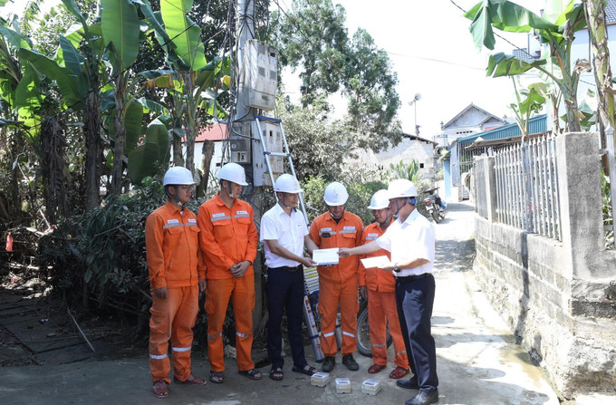 Lãnh đạo Công ty Điện lực Lạng Sơn thăm, động viên cán bộ, công nhân đang thực hiện khắc phục sự cố điện tại khu vực Tràng Định. Lãnh đạo Công ty Điện lực Lạng Sơn thăm, động viên cán bộ, công nhân đang thực hiện khắc phục sự cố điện tại khu vực Tràng Định.