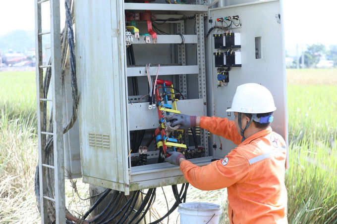 Lau rửa bùn đất bám tại Trạm biến áp Đỏng Nà, thuộc Đội Quản lý Điện lực khu vực Tràng Định, Công ty Điện lực Lạng Sơn. Lau rửa bùn đất bám tại Trạm biến áp Đỏng Nà, thuộc Đội Quản lý Điện lực khu vực Tràng Định, Công ty Điện lực Lạng Sơn.