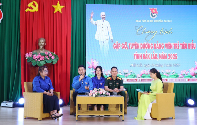 Giao lưu với cán bộ đoàn, đảng viên trẻ tiêu biểu tại chương trình. dang-vien-tre-tieu-bieu-9150.jpg