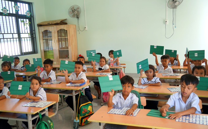 Các em học sinh dân tộc Raglai ở Trường Tiểu học Hàm Cần 2, xã Hàm Thạnh được rèn luyện kỹ năng đọc, hiểu, viết tiếng Việt.