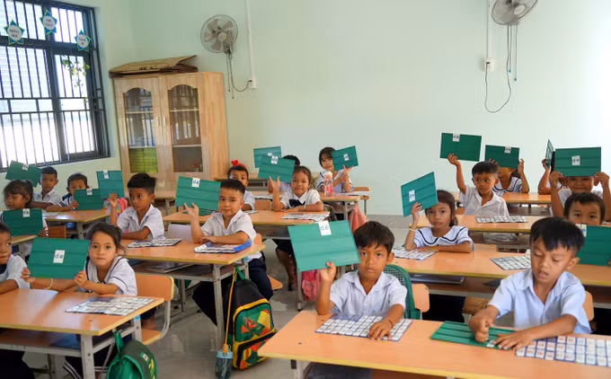 Các em học sinh dân tộc Raglai ở Trường Tiểu học Hàm Cần 2, xã Hàm Thạnh được rèn luyện kỹ năng đọc, hiểu, viết tiếng Việt.