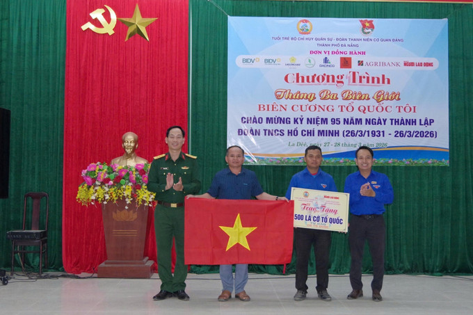 Bộ Chỉ huy Quân sự thành phố Đà Nẵng trao tặng quà người dân ở xã biên giới La Dêê (thành phố Đà Nẵng) tại chương trình “Tháng Ba biên giới”. Ảnh: TTXVN phát