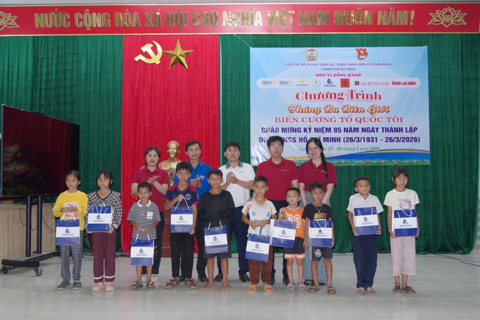 Tuổi trẻ Bộ Chỉ huy Quân sự thành phố Đà Nẵng trao tặng quà cho trẻ em có hoàn cảnh khó khăn ở xã biên giới La Dêê (thành phố Đà Nẵng) tại chương trình “Tháng Ba biên giới”. Ảnh: TTXVN phát