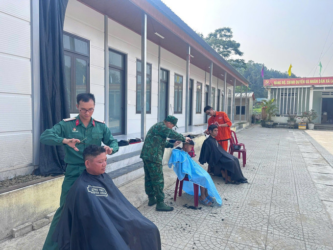 Tuổi trẻ Bộ Chỉ huy Quân sự thành phố Đà Nẵng tổ chức cắt tóc miễn phí cho bà con xã biên giới La Dêê, thành phố Đà Nẵng tại chương trình “Tháng Ba biên giới”. Ảnh: TTXVN phát
