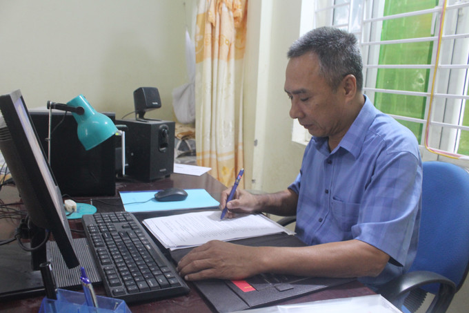 Năm học 2025-2026 đánh dấu chặng đường gần 30 năm thầy Hoàng Sỹ Xuân, Hiệu trưởng Trường Phổ thông Dân tộc bán trú- trung học cơ sở Mường Lý, xã Mường Lý gắn bó với giáo dục vùng cao Thanh Hóa. Ảnh: Nguyễn Nam/TTXVN