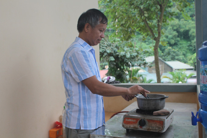 Mặc dù được Đảng, Nhà nước quan tâm, nhưng hiện nay điều kiện sinh hoạt của giáo viên &quot;cắm bản&quot; vẫn còn nhiều khó khăn. Ảnh: Nguyễn Nam/TTXVN