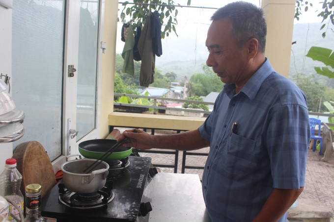 Nhà cách trường hơn 200km, nên gần 30 năm qua, cuộc sống sinh hoạt của thầy Hoàng Sỹ Xuân gặp nhiều khó khăn, thiếu thốn. Ảnh: Nguyễn Nam/TTXVN