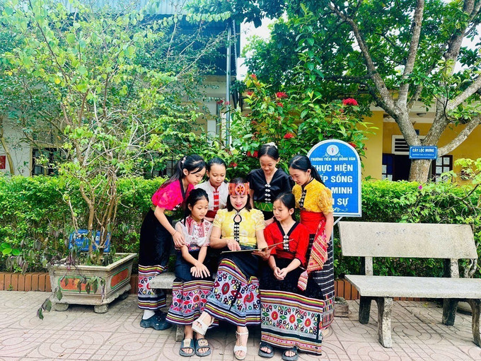 Trong hành trình gần ba thập kỷ công tác, cô Phạm Thị Mai Quyên, giáo viên Trường Tiểu học Đồng Văn, xã Thông Thụ, ghi dấu ấn với những câu chuyện cảm động về tình yêu thương, sự kiên trì và những đóng góp thầm lặng, nhân văn cho học sinh vùng biên giới. Ảnh: TTVXN phát