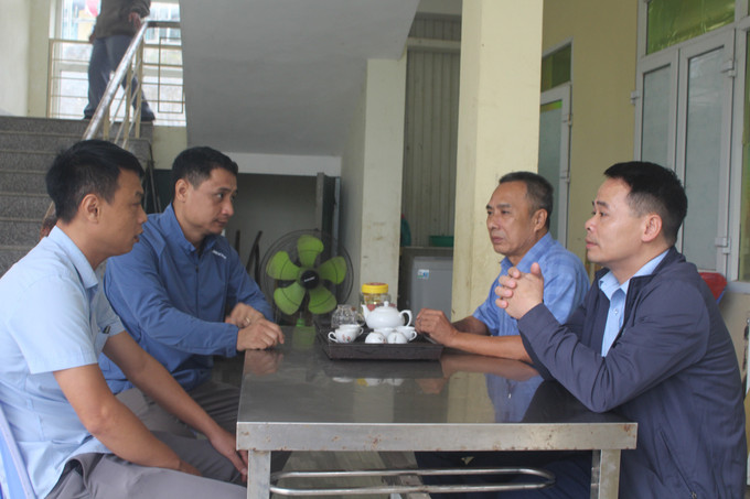 Các thầy cô Trường phổ thông dân tộc bán trú- trung học cơ sở Mường Lý tận dụng hành lang nhà trường làm nơi sinh hoạt chung do khu nhà công vụ của 20 giáo viên bị sạt lở sau cơn bão số 5 vừa qua. Ảnh: Nguyễn Nam/TTXVN