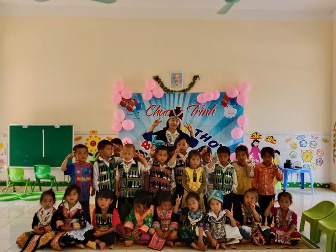 Cô giáo Lầu Y Pay, giáo viên mầm non tại Trường Mầm non Tri Lễ, xã Tri Lễ, luôn xem việc chăm sóc và dạy dỗ trẻ nhỏ là trách nhiệm lớn lao và niềm hạnh phúc của mình. Ảnh: TTXVN phát