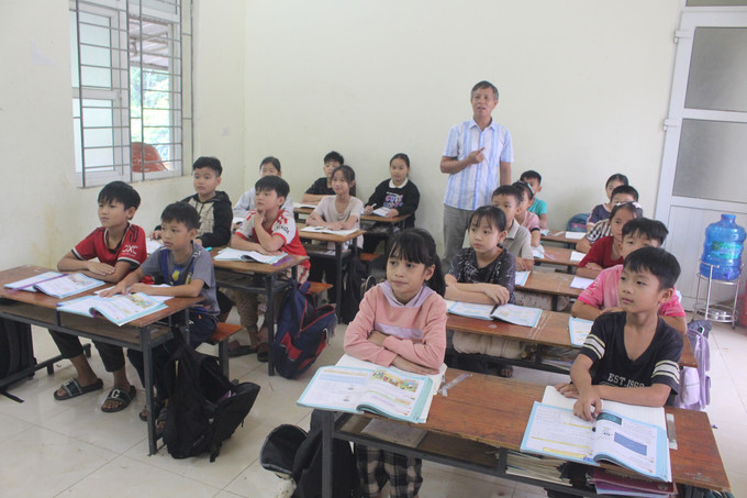Mặc dù đảm nhiệm vai trò lãnh đạo quản lý Trường tiểu học Nam Tiến, thầy Nghi vẫn dành thời gian trực tiếp lên lớp giảng dạy, mỗi tuần một vài tiết học, để gần gũi, nắm bắt và đồng hành cùng học trò. Ảnh: Nguyễn Nam/TTXVN