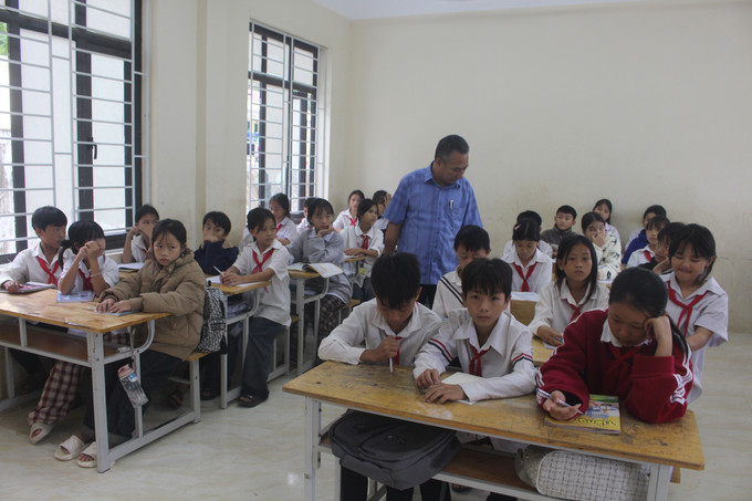 Với đặc thù của một trường nội trú, thời gian các em ở trường còn nhiều hơn ở nhà, nên thầy vừa là thầy, vừa như người cha, người anh luôn tận tụy, đôn đốc, nhắc nhở các em học sinh từ học tập đến sinh hoạt hàng ngày. Ảnh: Nguyễn Nam/TTXVN