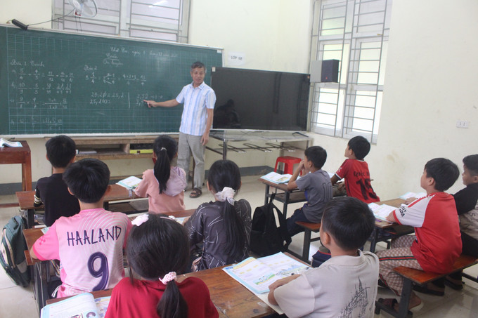 Lên công tác từ năm 1991, đến nay thầy giáo Nguyễn Văn Nghi, Hiệu trưởng Trường tiểu học Nam Tiến, xã Nam Xuân đã có 35 năm gắn bó với học sinh vùng cao biên giới Thanh Hóa. Ảnh: Nguyễn Nam/TTXVN