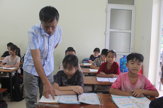 35 năm &quot;gieo chữ&quot; nơi những bản làng xa xôi, khó khăn nhất, thầy Nghi đã nói thông thạo 3 thứ tiếng Mường, Thái, Mông như dân bản địa. Điều này đã hỗ trợ rất nhiều trong công việc của thầy tại vùng cao này. Ảnh: Nguyễn Nam/TTXVN