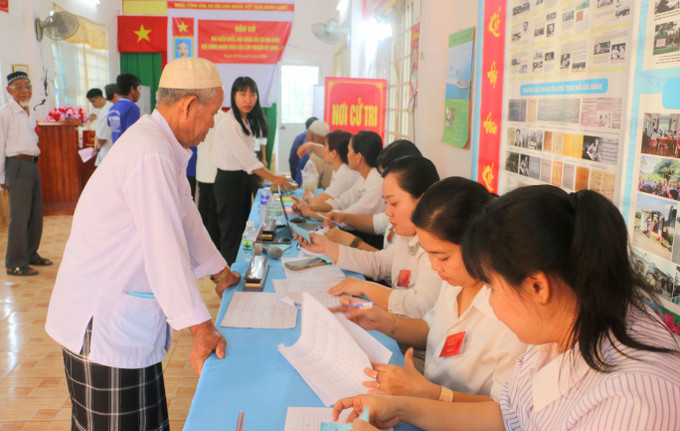 Cử tri là người dân tộc Chăm theo đạo Hồi Islam cùng đông đảo cử tri tại ấp Bình Di, xã Khánh Bình (tỉnh An Giang) tham gia bầu cử. Ảnh: Công Mạo/TTXVN