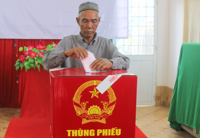 Cử tri là người dân tộc Chăm theo đạo Hồi Islam tại ấp Bình Di, xã Khánh Bình (tỉnh An Giang) tham gia bầu cử. Ảnh: Công Mạo/TTXVN
