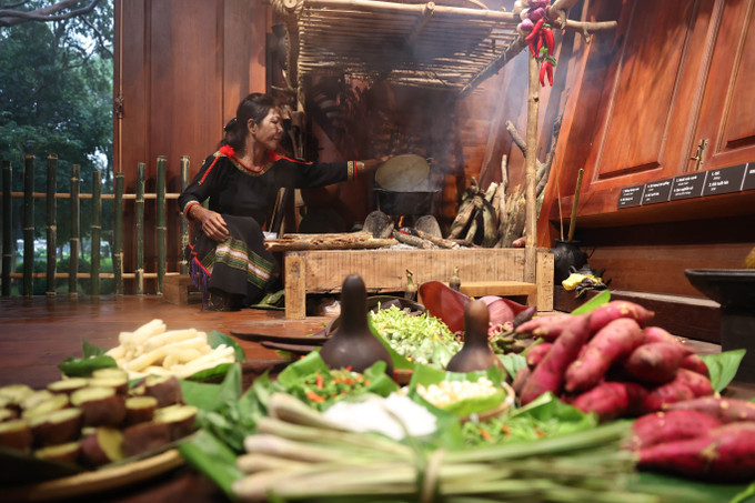 Không gian bếp và nguyên liệu chế biến món ăn truyền thống của người Ê Đê.